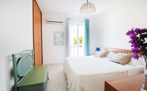 Villa Irene: Habitación, Habitación, Mueble, Cama, Propiedad, Diseño De Interiores, Sábana, Edificio, Marco De La Cama, Casa
