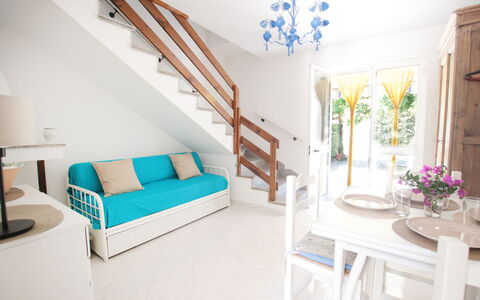 Villa Irene: Propiedad, Habitación, Diseño De Interiores, Mueble, Edificio, Sala, Casa, Bienes Raíces, Suelo, Departamento