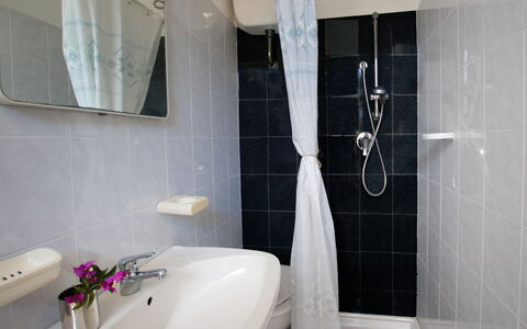 Villa Irene: Baño, Propiedad, Habitación, Loseta, Grifo, Diseño De Interiores, Pared, Arreglo De Tubería, Bañera, Suelo