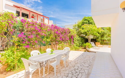 Villa Irene: Propiedad, Bienes Raíces, Casa, Edificio, Casa, Habitación, Departamento, Flor, Planta, Inmuebles