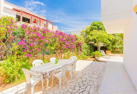 Villa Irene: Propiedad, Bienes Raíces, Casa, Edificio, Casa, Habitación, Departamento, Flor, Planta, Inmuebles