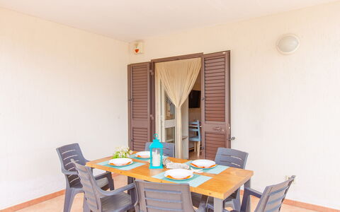 Villa Mezzaluna: Habitación, Propiedad, Bienes Raíces, Comedor, Edificio, Mueble, Mesa, Casa, Diseño De Interiores, Suelo