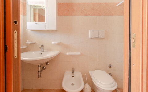 Villa Mezzaluna: Baño, Propiedad, Habitación, Arreglo De Tubería, Baño, Pared, Asiento Del Baño, Loseta, Accesorio De Baño, Arquitectura