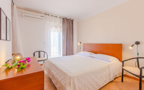 Villa Mezzaluna: Habitación, Cama, Habitación, Mueble, Propiedad, Sábana, Marco De La Cama, Diseño De Interiores, Suelo, Lecho