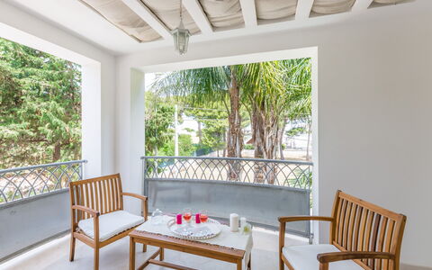 Casa Bianca: Propiedad, Habitación, Mueble, Edificio, Casa, Porche, Bienes Raíces, Casa, Diseño De Interiores, Mesa
