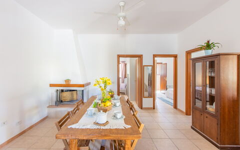 Villa Lidia Con Piscina: Propiedad, Habitación, Mueble, Amarillo, Diseño De Interiores, Casa, Edificio, Comedor, Mesa, Suelo