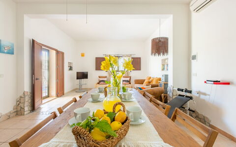 Villa Lidia Con Piscina: Habitación, Propiedad, Diseño De Interiores, Sala, Amarillo, Mueble, Edificio, Casa, Bienes Raíces, Suelo