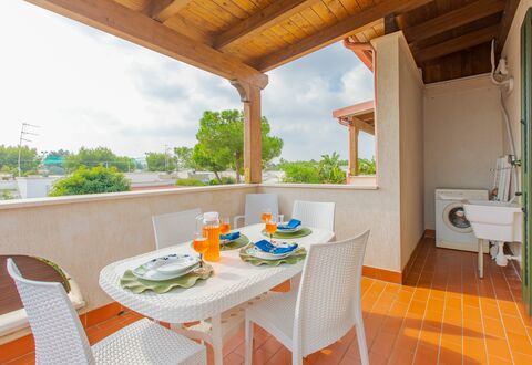 Prato Inglese Sinistro: Mueble, Mesa, Propiedad, Silla, Cielo, Madera, Diseño De Interiores, Planta, Vajilla, Sombra