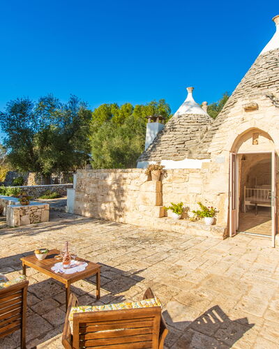 Trullo Con Piscina Per Bambini: Cielo, Planta, Mueble, Propiedad, Edificio, Mesa, Árbol, Silla, Mueble Para Exteriores, Cabaña