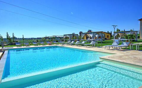 Il Sole Di Vino: Piscina, Propiedad, Bienes Raíces, Edificio, Recurso, Ocio, Casa, Inmuebles, Ciudad De Vacaciones, Villa