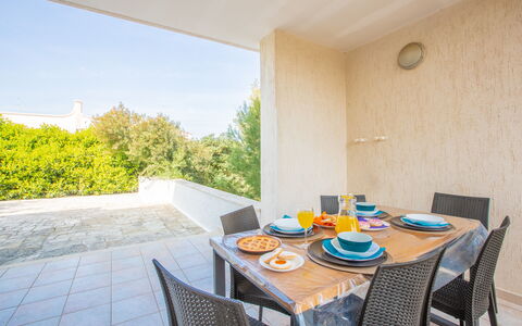 Villa Salento: Mueble, Mesa, Propiedad, Planta, Vajilla, Edificio, Silla, Madera, Diseño De Interiores, Encendiendo