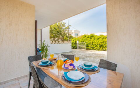Villa Salento: Mesa, Planta, Vajilla, Vajilla, Azur, Madera, Edificio, Diseño De Interiores, Silla, Plato