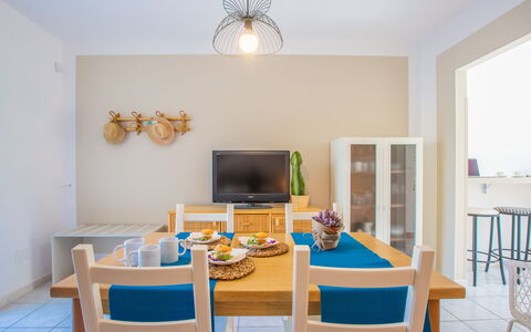 Villa Salento: Mesa, Mueble, Propiedad, Silla, Azur, Madera, Encendiendo, Diseño De Interiores, Suelo, Casa