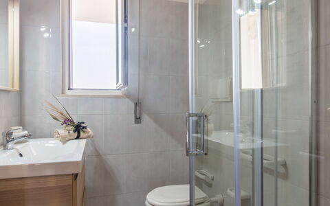 Villa Salento: Arreglo De Tubería, Grifo, Propiedad, Lavabo, Edificio, Baño, Puerta De La Ducha, Ventana, Lavabo Del Baño