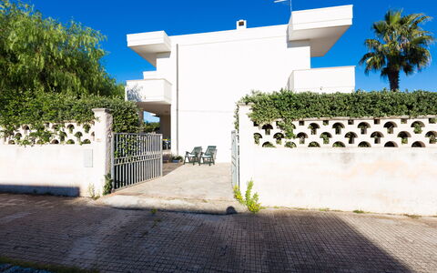 Villa Brigida: Propiedad, Casa, Arquitectura, Cielo, Edificio, Bienes Raíces, Barrio Residencial, Casa, Árbol, Villa