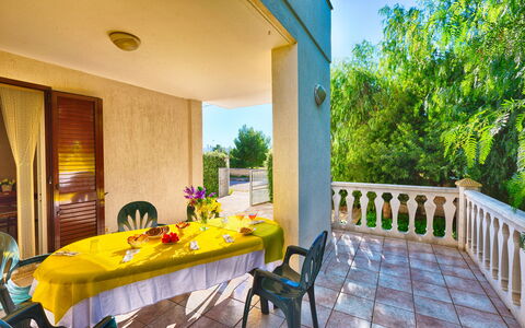Villa Brigida: Propiedad, Amarillo, Habitación, Bienes Raíces, Edificio, Casa, Mueble, Diseño De Interiores, Casa, Inmuebles