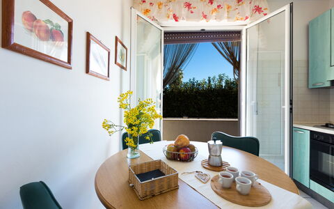 Villa Brigida: Habitación, Diseño De Interiores, Propiedad, Mueble, Casa, Edificio, Sala, Mesa, Amarillo, Naranja