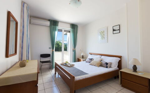 Villa Brigida: Habitación, Habitación, Mueble, Propiedad, Cama, Edificio, Diseño De Interiores, Marco De La Cama, Sábana, Casa