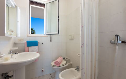 Villa Brigida: Baño, Propiedad, Habitación, Diseño De Interiores, Bienes Raíces, Arreglo De Tubería, Edificio, Arquitectura, Grifo, Casa