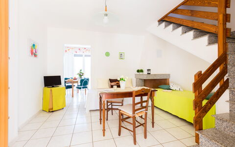 Villa Brigida: Habitación, Propiedad, Mueble, Amarillo, Diseño De Interiores, Edificio, Casa, Comedor, Mesa, Bienes Raíces