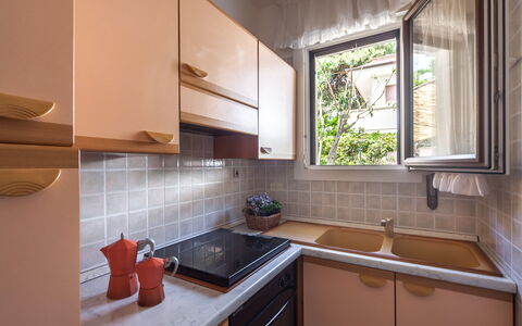 Villa Victory: Propiedad, Habitación, Mostrador, Gabinetes, Cocina, Mueble, Edificio, Casa, Diseño De Interiores, Bienes Raíces