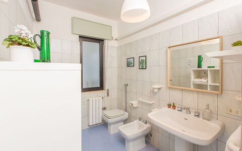 La Terrazza Vista Mare Di Marco: Baño, Propiedad, Habitación, Diseño De Interiores, Edificio, Bienes Raíces, Arquitectura, Casa, Mueble, Arreglo De Tubería