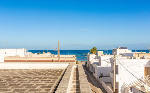 La Terrazza Vista Mare Di Marco: Cielo, Tiempo De Día, Propiedad, Mar, Techo, Arquitectura, Azur, Horizonte, Vacaciones, Bienes Raíces