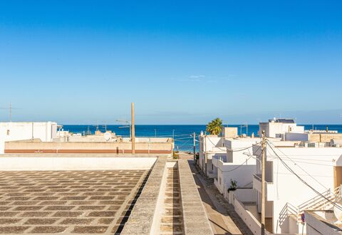 La Terrazza Vista Mare Di Marco: Cielo, Tiempo De Día, Propiedad, Mar, Techo, Arquitectura, Azur, Horizonte, Vacaciones, Bienes Raíces