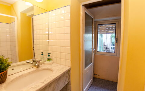 Angelina: Baño, Habitación, Propiedad, Edificio, Diseño De Interiores, Bienes Raíces, Amarillo, Loseta, Arquitectura, Casa