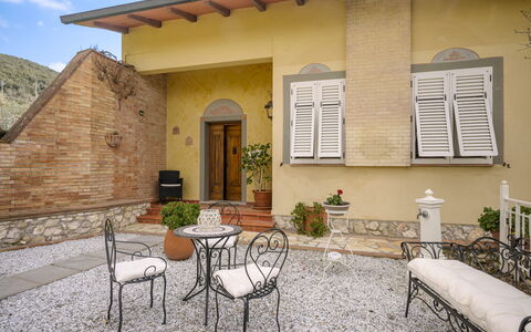 Villa Manuela: Planta, Edificio, Propiedad, Ventana, Mueble, Puerta, Diseño De Interiores, Sombra, Barrio, Silla