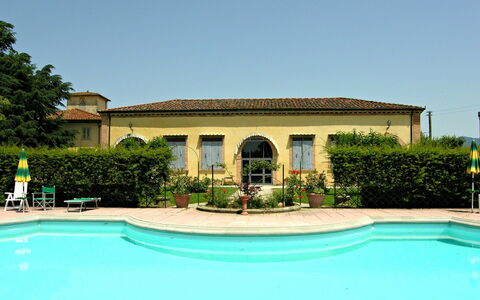 Villa Sandra: Propiedad, Casa, Casa, Edificio, Bienes Raíces, Piscina, Inmuebles, Villa, Barrio Residencial, Fachada