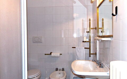 Villa Sandra: Baño, Propiedad, Habitación, Grifo, Arreglo De Tubería, Pared, Diseño De Interiores, Loseta, Arquitectura, Baño