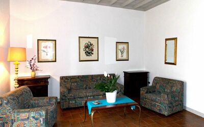 Senni 5: Habitación, Sala, Mueble, Propiedad, Diseño De Interiores, Edificio, Suelo, Casa, Pared, Bienes Raíces