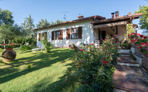 Villa Campiglia: Propiedad, Casa, Bienes Raíces, Casa, Edificio, Cabaña, Yarda, Casa De Campo, Villa, Área Rural