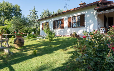 Villa Campiglia: Propiedad, Casa, Edificio, Yarda, Cabaña, Bienes Raíces, Casa De Campo, Casa, Villa, Jardín
