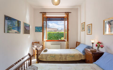 Villa Campiglia: Habitación, Mueble, Habitación, Propiedad, Cama, Diseño De Interiores, Marco De La Cama, Edificio, Techo, Casa