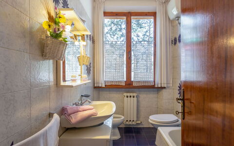Villa Campiglia: Baño, Habitación, Propiedad, Diseño De Interiores, Amarillo, Edificio, Casa, Bienes Raíces, Casa, Suelo