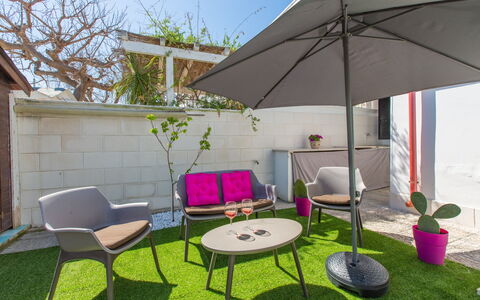 Casa Rosa: Propiedad, Patio, Patio Interior, Yarda, Casa, Paraguas, Mueble, Hierba, Mesa, Edificio