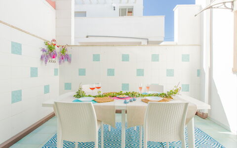 Casa Rosa: Habitación, Rosado, Mueble, Turquesa, Propiedad, Comedor, Mesa, Diseño De Interiores, Manteles, Pared