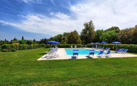 La Rimessa: Propiedad, Hierba, Piscina, Cielo, Césped, Bienes Raíces, El Terreno Del Lote, Arquitectura, Casa, Ocio