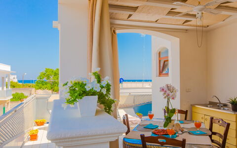 Appartamento Pineta Mare: Planta, Mesa, Cielo, Propiedad, Mueble, Azur, Diseño De Interiores, Planta De Casa, Madera, Sombra