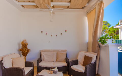 Appartamento Pineta Mare: Mueble, Propiedad, Silla, Mesa, Madera, Encendiendo, Diseño De Interiores, Arquitectura, Suelo, Piso