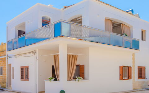 Appartamento Pineta Mare: Edificio, Propiedad, Cielo, Ventana, Puerta, Material Compuesto, Fachada, Diseño Urbano, Planta