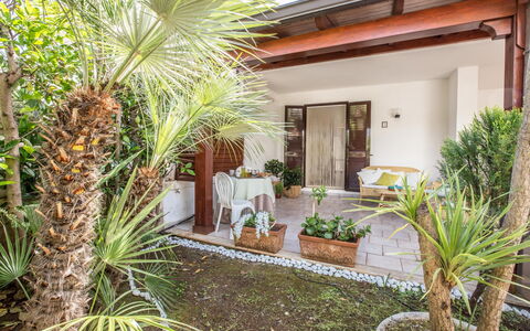 Villa Anna: Propiedad, Bienes Raíces, Casa, Edificio, Patio Interior, Yarda, Casa, Árbol, Planta, Habitación