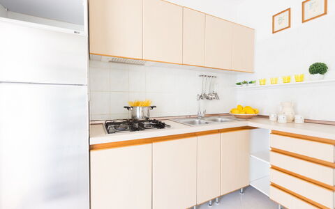 Villa Anna: Amarillo, Habitación, Cocina, Propiedad, Gabinetes, Mueble, Mostrador, Naranja, Diseño De Interiores, Loseta