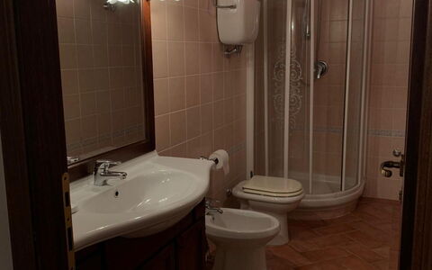 Villa Fontanelle: Arreglo De Tubería, Lavabo, Grifo, Propiedad, Lavabo Del Baño, Baño, Espejo, Púrpura, Edificio, Madera
