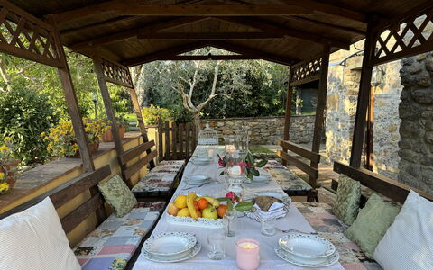 Podere Di Mero Casolare: Mueble, Madera, Mesa, Silla, Mueble Para Exteriores, Mesa Al Aire Libre, Sombra, Estructura Al Aire Libre, Jardín, Cocina Y Comedor Mesa