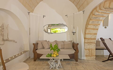 Masseria Pagliamonte: Mueble, Mesa, Propiedad, Edificio, Sofá, Comodidad, Sala, Planta, Diseño De Interiores, Casa