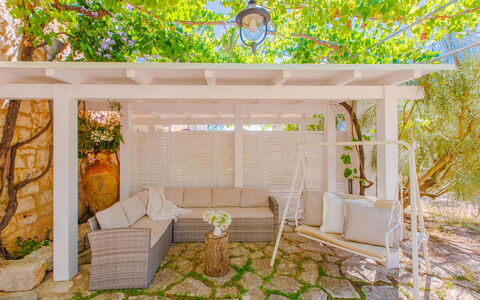 Masseria Pagliamonte: Planta, Edificio, Sofá, Mueble Para Exteriores, Vegetación, Sombra, Madera, Pared, Rectángulo, Árbol
