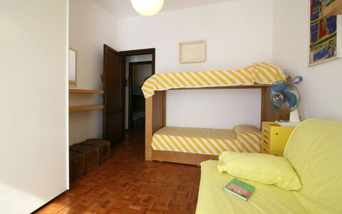 Villa Del Forte: Habitación, Mueble, Cama, Amarillo, Propiedad, Diseño De Interiores, Habitación, Suelo, Sábana, Pared